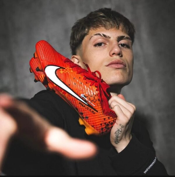 OFFICIAL NIKE PHANTOM SHOE SIGNED BY THE SUPER STAR OF MANCHESTER UNITED ALEJANDRO GARNACHO - Image 2