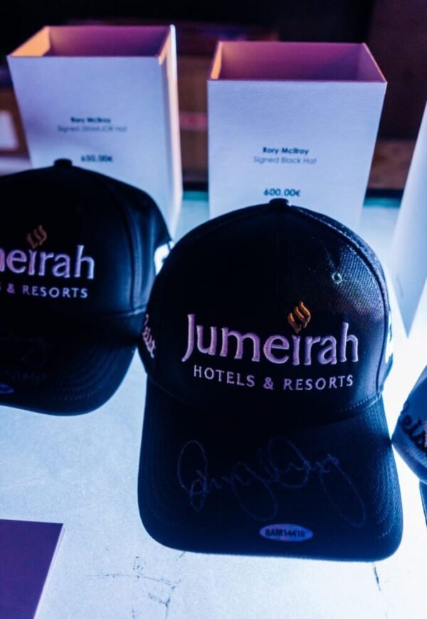 ΟFFICIAL JUMEIRAH BLACK HAT SIGNED BY THE STAR OF GOLF RORY MC IIROY - Image 2