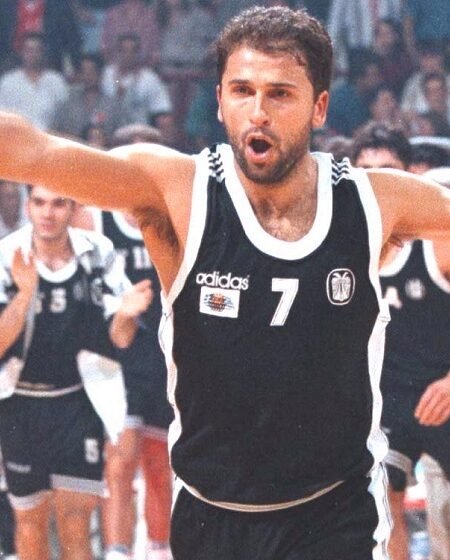 COLLECTABLE OFFICIAL GOLDEN WILSON BASKETBALL IN A DISPLAY WITH A MIRROR SIGNED BY THE LEGEND OF PAOK B.C BANE PRELEVIC