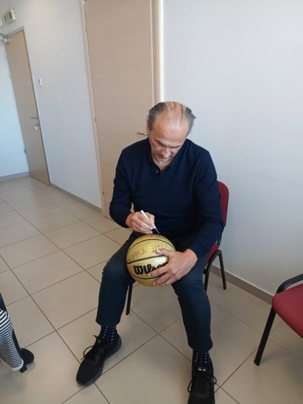 COLLECTABLE OFFICIAL GOLDEN WILSON BASKETBALL IN A DISPLAY WITH A MIRROR SIGNED BY THE LEGEND OF PAOK B.C BANE PRELEVIC INSCRIPTION “THE TIGER”  “ΜΠΑΝΕ” - Image 2