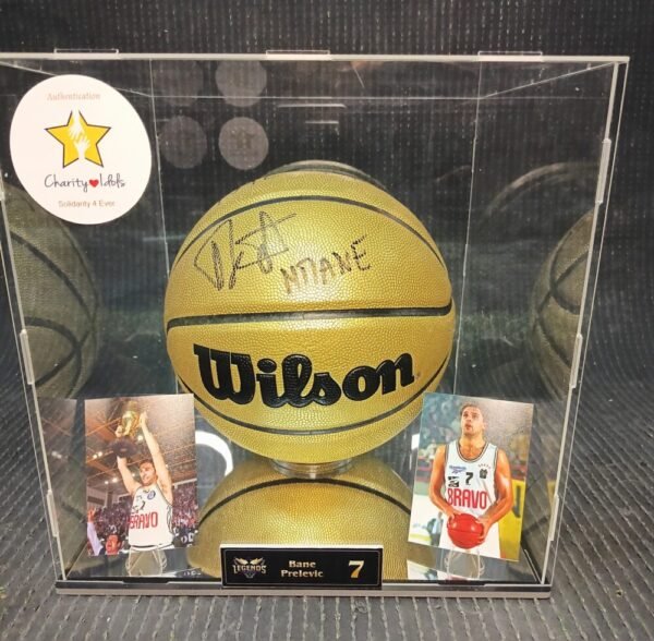 COLLECTABLE OFFICIAL GOLDEN WILSON BASKETBALL IN A DISPLAY WITH A MIRROR SIGNED BY THE LEGEND OF PAOK B.C BANE PRELEVIC INSCRIPTION “THE TIGER”  “ΜΠΑΝΕ” - Image 3
