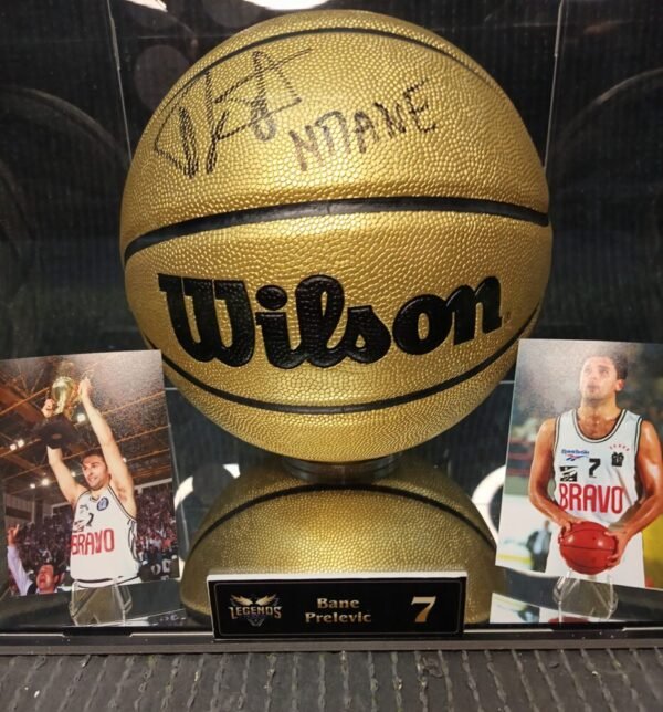 COLLECTABLE OFFICIAL GOLDEN WILSON BASKETBALL IN A DISPLAY WITH A MIRROR SIGNED BY THE LEGEND OF PAOK B.C BANE PRELEVIC INSCRIPTION “THE TIGER”  “ΜΠΑΝΕ” - Image 4