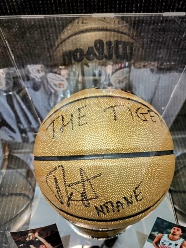 COLLECTABLE OFFICIAL GOLDEN WILSON BASKETBALL IN A DISPLAY WITH A MIRROR SIGNED BY THE LEGEND OF PAOK B.C BANE PRELEVIC INSCRIPTION “THE TIGER”  “ΜΠΑΝΕ” - Image 5