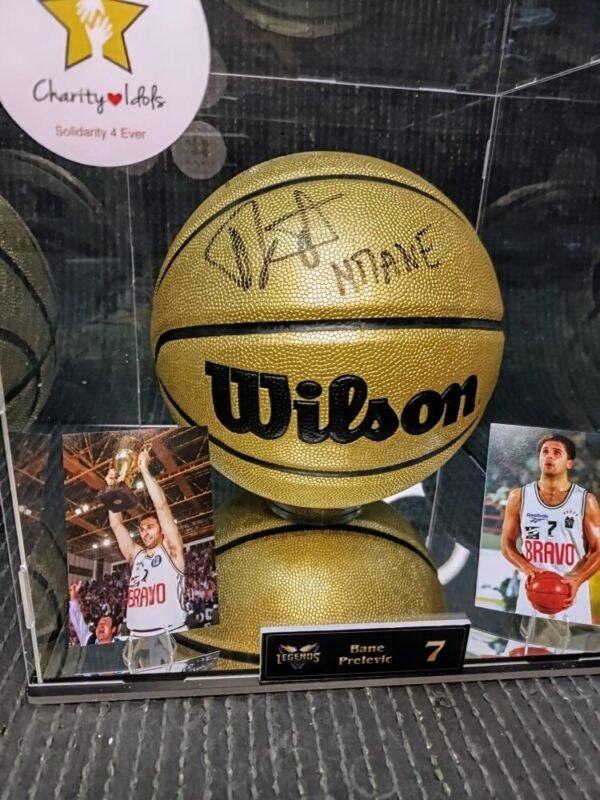 COLLECTABLE OFFICIAL GOLDEN WILSON BASKETBALL IN A DISPLAY WITH A MIRROR SIGNED BY THE LEGEND OF PAOK B.C BANE PRELEVIC INSCRIPTION “THE TIGER”  “ΜΠΑΝΕ” - Image 6