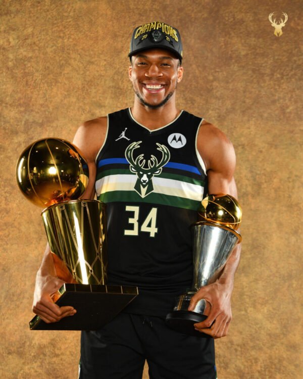 COLLECTABLE OFFICIAL SPALDING BASKETBALL ON PLEXIGLASS DISPLAY WITH MIRROR SIGNED BY THE SUPERSTAR OF NBA AND GREEK NATIONAL TEAM GIANNI ANTETOKOUNMPO