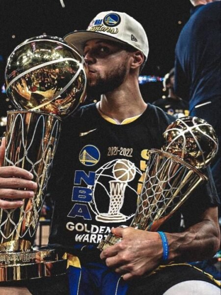 COLLECTABLE OFFICIAL SPALDING BALL IN PLEXIGLASS DISPLAY SIGNED BY THE GOAT -4X NBA CHAMPION  - 1X NBA FINALS MVP -2X NBA MVP -12X ALL STAR AND FUTURE HALL OF FAMER  STEPH CURRY  COA JSA