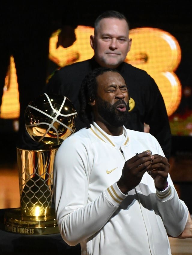 COLLECTABLE ONE OFF WORN JACKET “RING CEREMONY” DE ANDRE JORDAN BEFORE THE GAME DENVER – L.A LAKERS (24/10/23) COA NBA, PHOTOMACHED