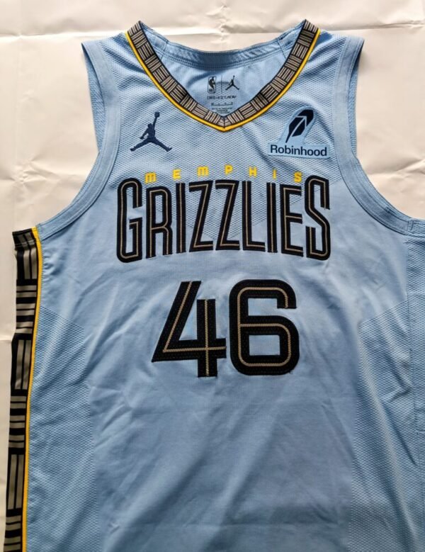 MATCH WORN SHIRT JOHN KONCHAR MEMPHIS GRIZZLIES – OKLAHOMA THUNDER 80-131 (20/04/25)  GAME 1 FIRST ROUND NBA PLAYOFFS ( 2 POINTS, 3 REBOUNDS, 2 ASSISTS, 1 STEAL) COA NBA, PHOTOMACHED - Image 4