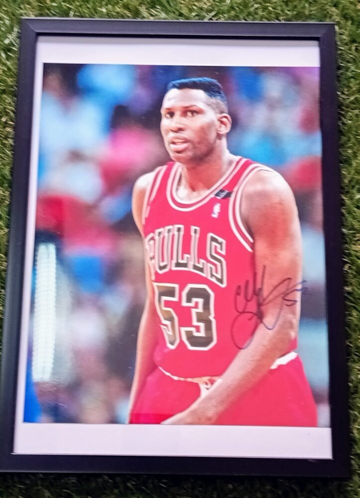 COLLECTABLE AUTOGRAPH BY THE STAR OF CHICAGO BULLS AND PAOK CLIFF LEVINGSTON FRAMED 33*23cm - Image 5
