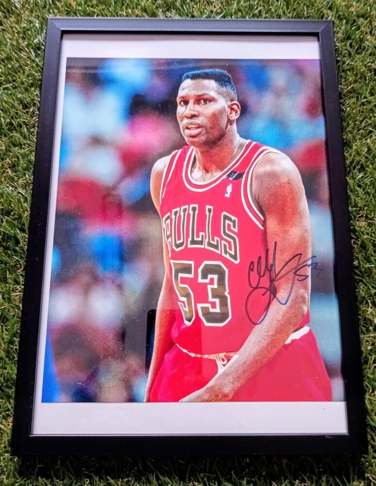 COLLECTABLE AUTOGRAPH BY THE STAR OF CHICAGO BULLS AND PAOK CLIFF LEVINGSTON FRAMED 33*23cm - Image 4