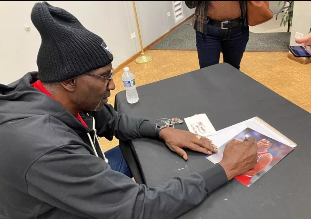 COLLECTABLE AUTOGRAPH BY THE STAR OF CHICAGO BULLS AND PAOK CLIFF LEVINGSTON FRAMED 33*23cm - Image 2