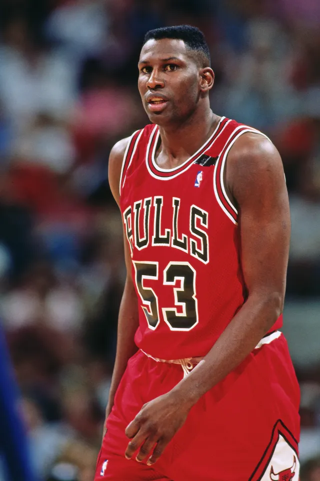 COLLECTABLE AUTOGRAPH BY THE STAR OF CHICAGO BULLS AND PAOK CLIFF LEVINGSTON FRAMED 33*23cm