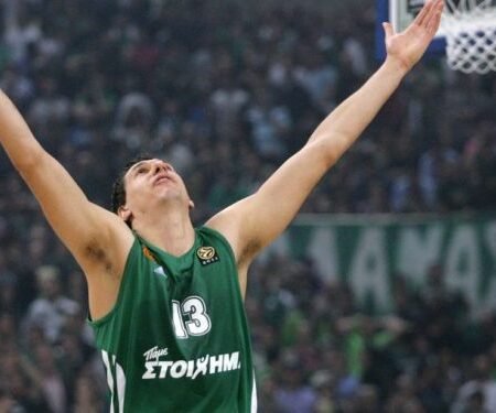 COLLECTABLE OFFICIAL GOLDEN WILSON BASKETBALL IN A DISPLAY WITH A MIRROR SIGNED BY THE LEGEND OF THE GREEK BASKETBALL DIMITRI DIAMANTIDI