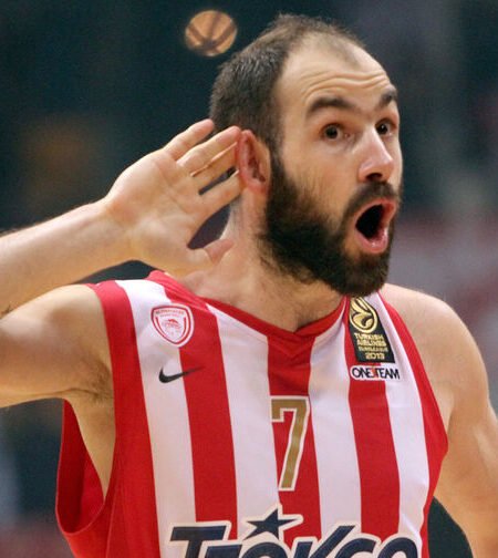 COLLECTABLE OFFICIAL GOLDEN WILSON BASKETBALL IN A DISPLAY SIGNED BY THE LEGEND OF THE GREEK BASKETBALL VASILI SPANOULI