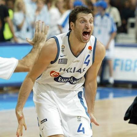 COLLECTABLE OFFICIAL GOLDEN WILSON BASKETBALL IN A DISPLAY SIGNED BY THE LEGEND OF THE GREEK BASKETBALL THODORI PAPALOUKA
