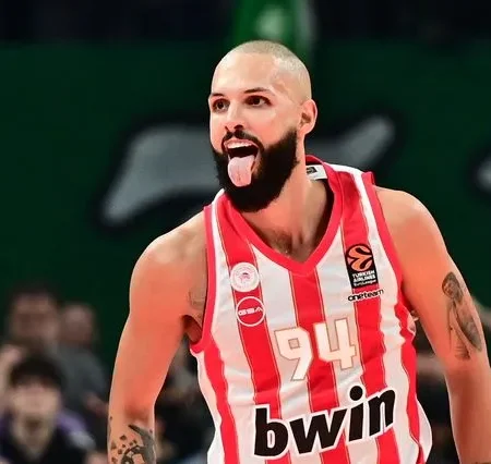 COLLECTABLE OFFICIAL JSA SHIRT OF THE GREEK CHAMPIONS  EVAN FOURNIER SIGNED BY ALL THE TEAM OF OLYMPIAKOS B.C AND THE COACH GEORGE BARTSOKAS