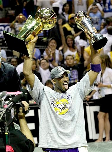 COLLECTABLE OFFICIAL MITCHELL AND NESS JERSEY LOS ANGELES LAKERS CHAMPIONS 2009/10 FRAMED 91*61 SIGNED BY THE GOAT 5X NBA CHAMPION  2 X FINALS MVP 1X NBA MVP   KOBE BRYANT  COA PSA