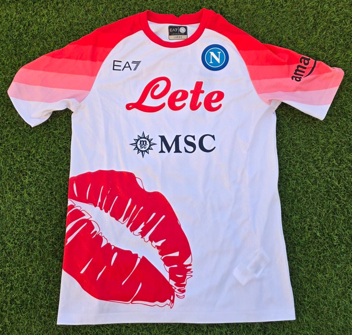 VICTOR OSIMHEN – NAPOLI – OFFICIAL VALENTINE’S DAY COLLECTOR JERSEY LIMITED EDITION – NUMBERED (681/3700) - Image 3