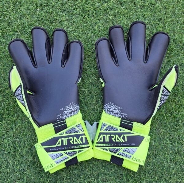 Fabiano – Omonoia Nicosia – MATCH PREPARED SIGNED GLOVES  – SEASON 2025-2026  - Image 3