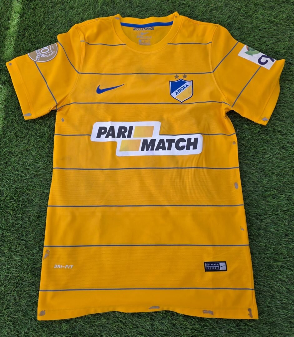 APOEL – OFFICIAL COLLECTOR’S JERSEY CELEBRATING THE CLUB’S 26TH LEAGUE TITLE AND 90TH ANNIVERSARY – SIGNED BY THE 2016/2017 SQUAD - Image 3