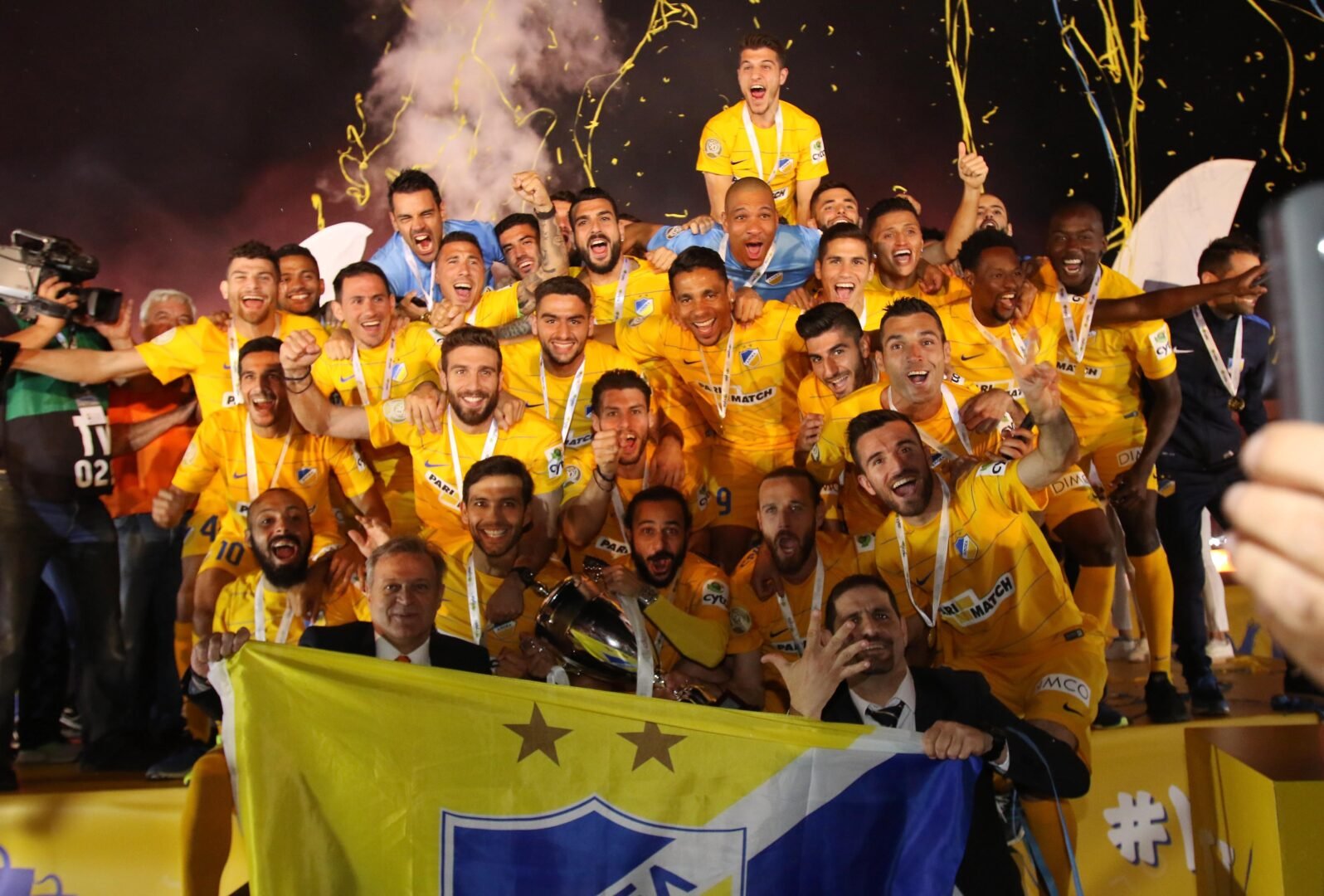 APOEL – OFFICIAL COLLECTOR’S JERSEY CELEBRATING THE CLUB’S 26TH LEAGUE TITLE AND 90TH ANNIVERSARY – SIGNED BY THE 2016/2017 SQUAD - Image 4