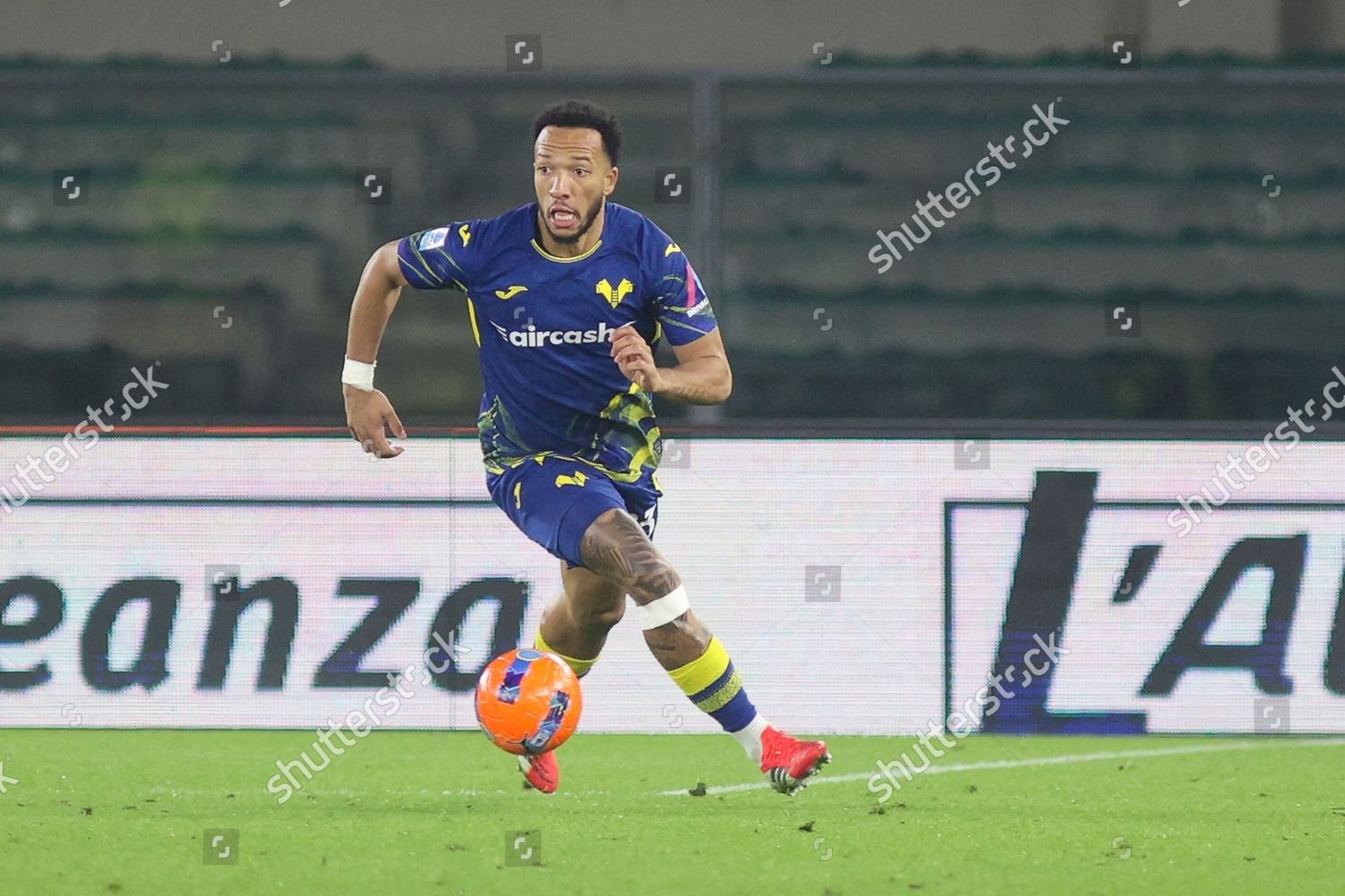 ENZO EBOSSE – HELLAS VERONA – MATCH ISSUED AND SIGNED JERSEY – HELLAS VERONA VS ATALANTA (3-1, 06/12/2025) – SERIE A