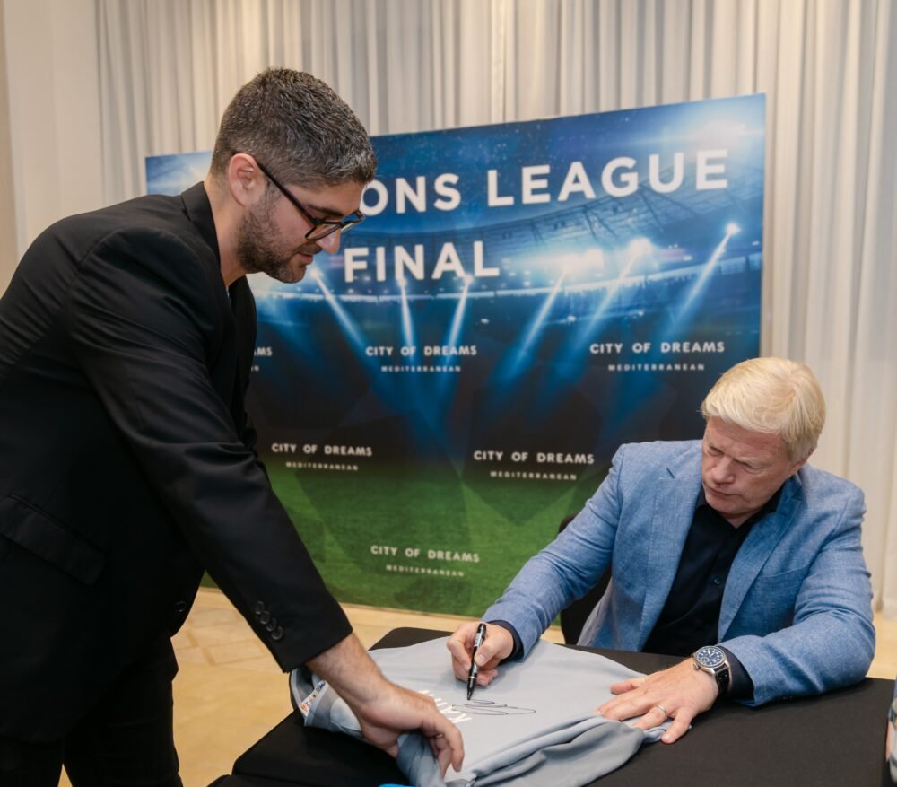 OLIVER KAHN – FC BAYERN MUNICH – OFFICIAL SIGNED JERSEY – SEASON 2001/2002 - Image 2