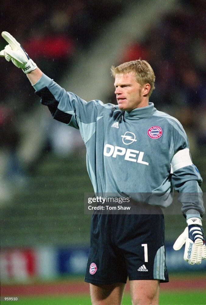 OLIVER KAHN – FC BAYERN MUNICH – OFFICIAL SIGNED JERSEY – SEASON 2001/2002