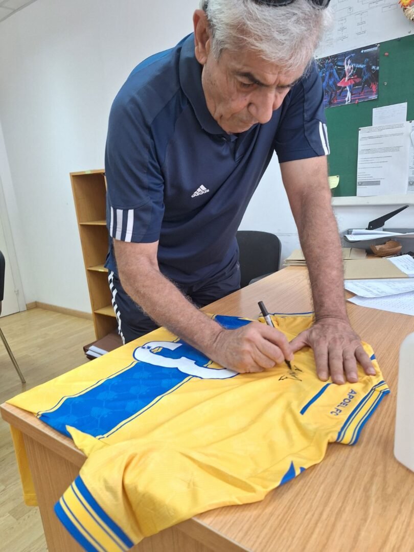 ΚOSTAKIS MIAMILIOTIS – APOEL – OFFICIAL JERSEY OF SEASON 2024/2025 SIGNED BY THE APOEL LEGEND - Image 5