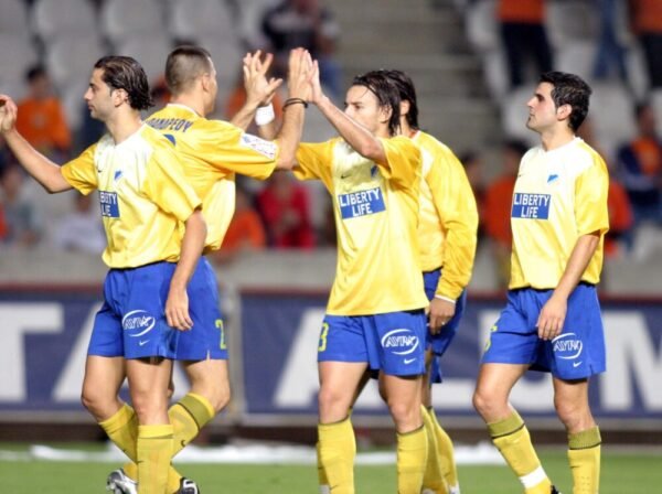 APOEL – COLLECTOR’S T-SHIRT WITH SIGNATURES FROM PLAYERS OF THE 2003/2004 SEASON - Image 4