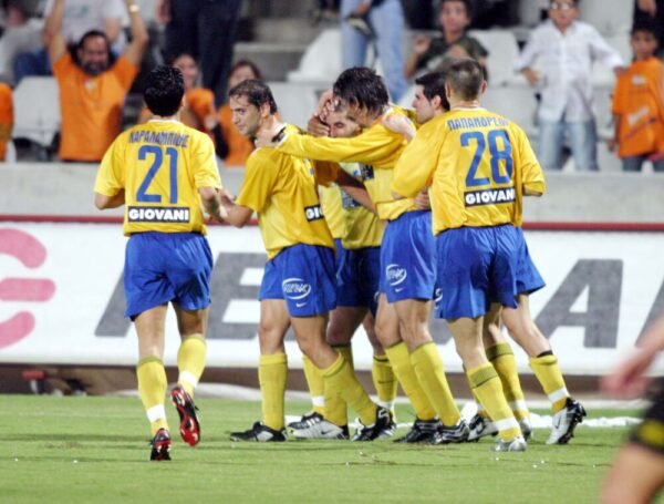 APOEL – COLLECTOR’S T-SHIRT WITH SIGNATURES FROM PLAYERS OF THE 2003/2004 SEASON - Image 5
