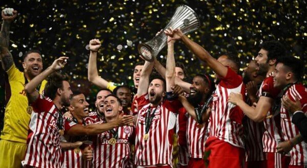 OLYMPIACOS PIRAEUS – BALL SIGNED BY PLAYERS WHO WON THE EUROPA CONFERENCE LEAGUE - Image 4